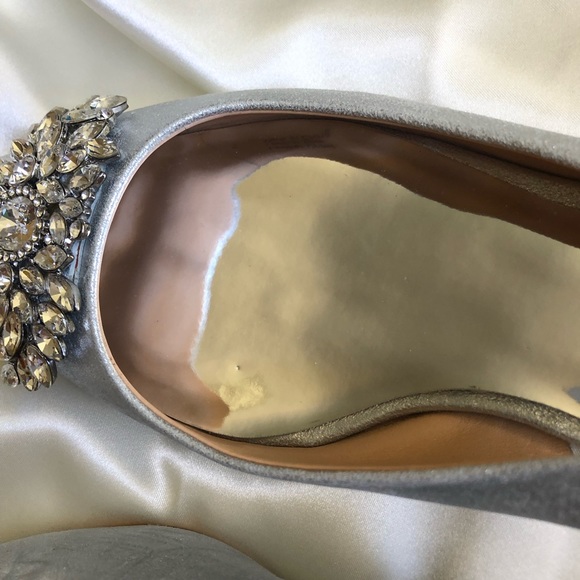 Badgley Mischka Silver Metallic Kitten Heeled Pumps - Picture 11 of 16